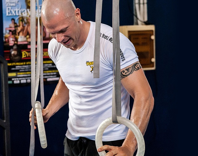 El engaño del gimnasio barato: Por qué un entrenador personal es lo único que va a salvar tu físico este año